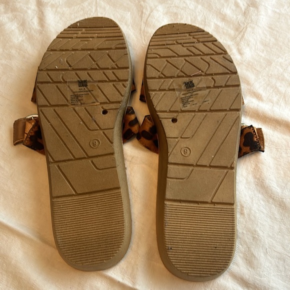 Mukluks Leopard Slides - Picture 3 of 6